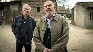 Klaus J. Behrendt und Dietmar beäugen kritisch ein altes Gebäude. - Foto: WDR/BAVARIA FICTION/Thomas Kost Klaus J. Behrendt und Dietmar beäugen kritisch ein altes Gebäude. - Foto: WDR/BAVARIA FICTION/Thomas Kost