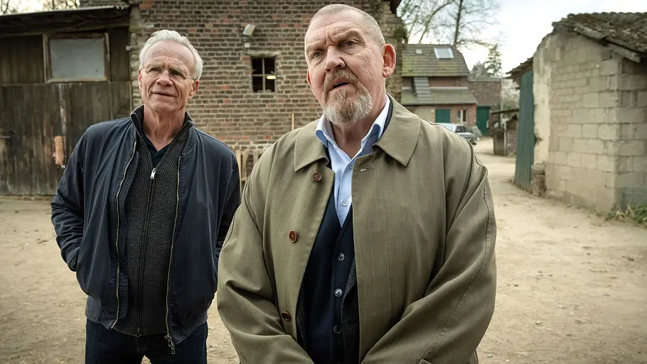 Tatort: Die letzten Menschen von Köln Klaus J. Behrendt und Dietmar beäugen kritisch ein altes Gebäude.