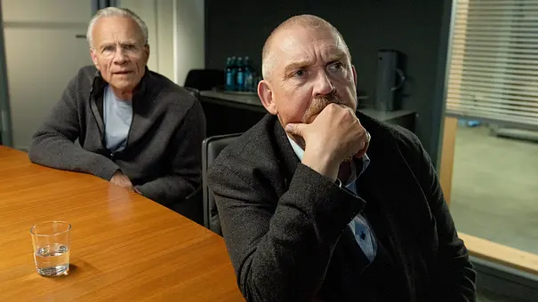 Ballauf und Schenk sitzen an einem Konferenztisch. - Foto: WDR/BAVARIA FICTION/Thomas Kost Ballauf und Schenk sitzen an einem Konferenztisch. - Foto: WDR/BAVARIA FICTION/Thomas Kost