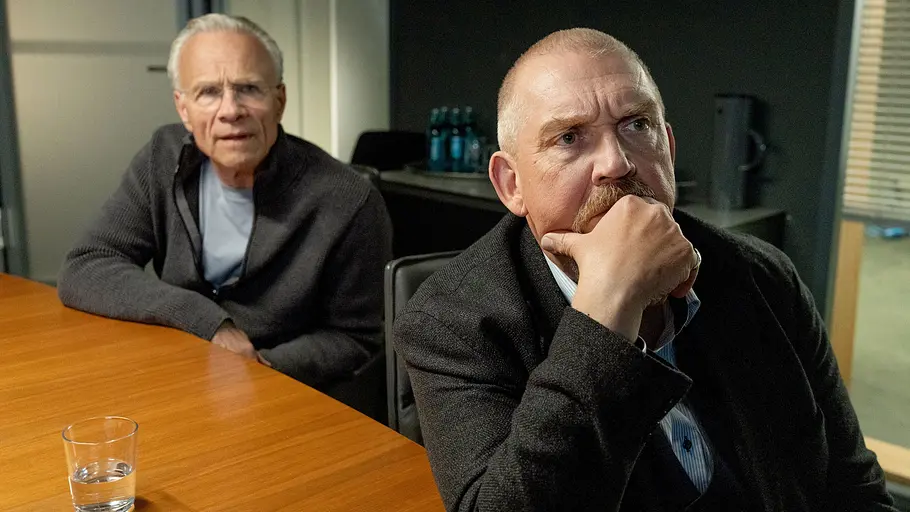 Tatort: Die letzten Menschen von Köln Ballauf und Schenk sitzen an einem Konferenztisch.