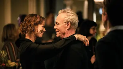 Klaus J. Behrendt tanzt mit Jenny Schily. - Foto: WDR/Bavaria Fiction GmbH/Martin Valentin Menke