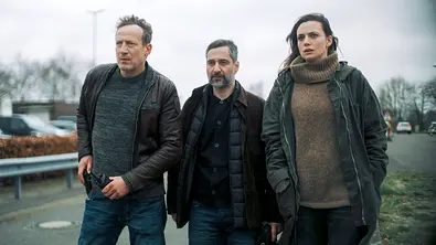 Von links nach rechts: Wotan Wilke Möhring, Denis Moschitto und Gaite Jansen laufen zielstrebig nach vorn. - Foto: NDR/Georges Pauly