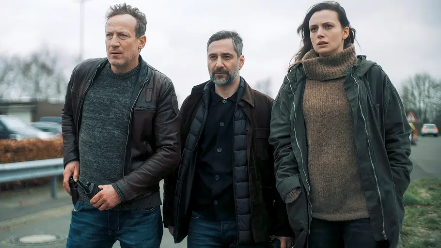 Von links nach rechts: Wotan Wilke Möhring, Denis Moschitto und Gaite Jansen laufen zielstrebig nach vorn.