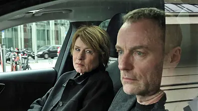 Corinna Harfouch (links) und Mark Waschke (rechts) sitzen in einem Auto.  - Foto: rbb/Schiwago/Hardy Spitz
