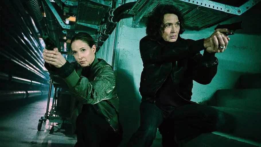 Tatort: Explosive Mischung Stern und Odenthal zielen mit ihren Waffen.