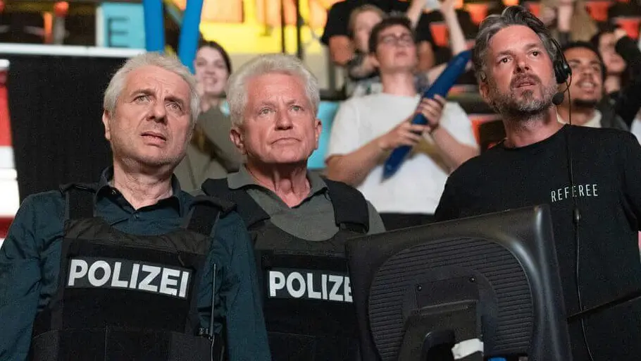 Tatort: Game Over Leitmayr und Batic stehen in Polizeimontur in einer Arena.