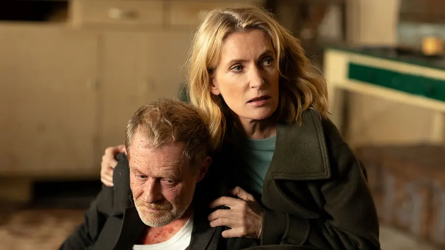 Tatort: König in Gelb Ermittlerin Lindholm hält den verletzten Ermittler Vogel fest.