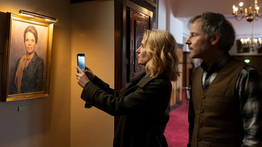 Tatort: König in Gelb Ermittlerin Lindholm fotografiert ein Portrait von Herrn Königs Mutter.