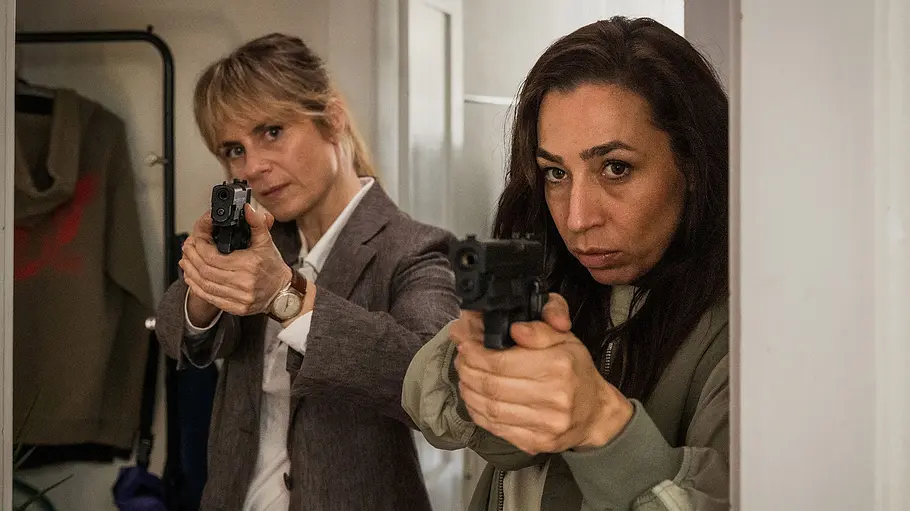 Tatort - Könige der Nacht Anna Pieri Zuercher und Carol Schuler stehen für den „Tatort“ in einer Wohnung und zielen mit ihren Waffen.