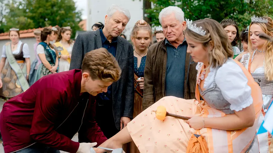 Tatort - Königinnen Batic und Leitmayr schauen zu wie Kollege Kalli einer Produktkönigin einen Schuh anzieht.