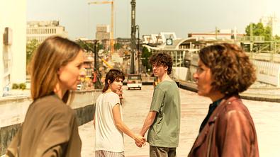 Stern, Nisha, Mike und Odenthal stehen auf einer Brücke. Mike und Nisha stehen im Hintergrund und mustern Stern, sowie Odenthal. - Foto: SWR/Benoît Linder