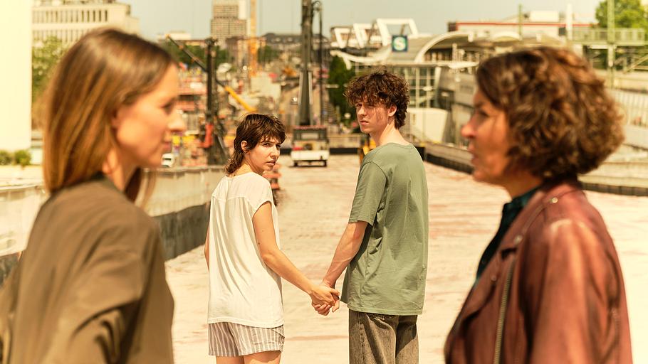 Tatort Stern, Nisha, Mike und Odenthal stehen auf einer Brücke. Mike und Nisha stehen im Hintergrund und mustern Stern, sowie Odenthal.