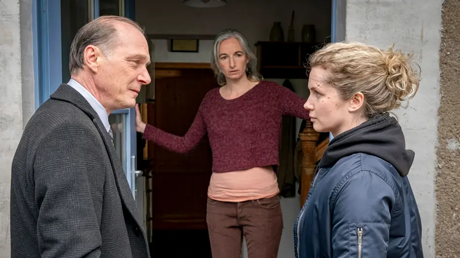 Schnabel (Martin Brambach, l.) und Winkler (Cornelia Gröschel) stehen vor einer Haustür und sehen sich an. An der Tür steht eine Person.
