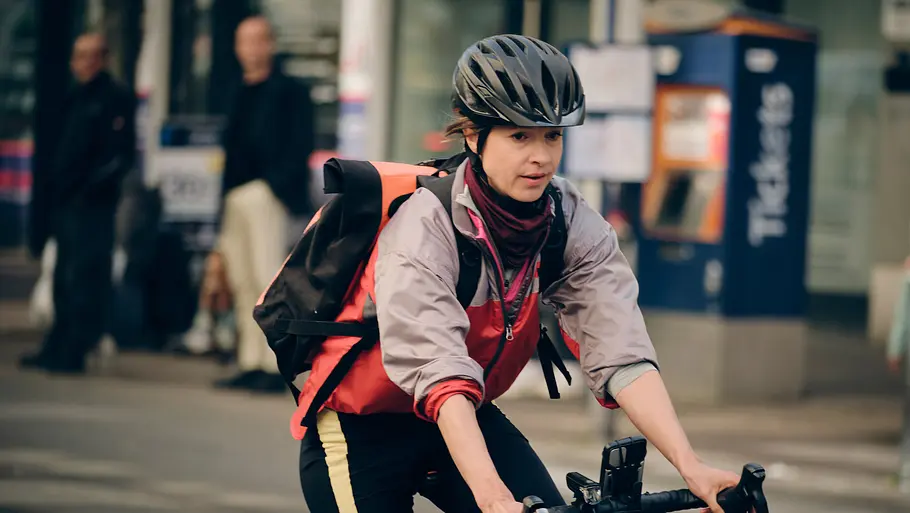 Tatort –Sashimi Spezial Lisa Bitter fährt auf einem Fahrrad durch Ludwigshafen.