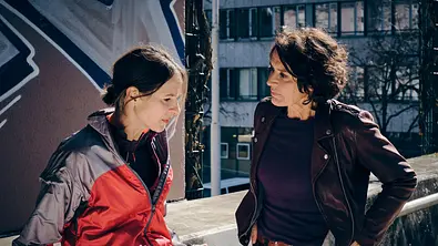 Lisa Bitter und Ulrike Folkerts stehen vor einem Graffito.  - Foto: SWR/Benoît Linder