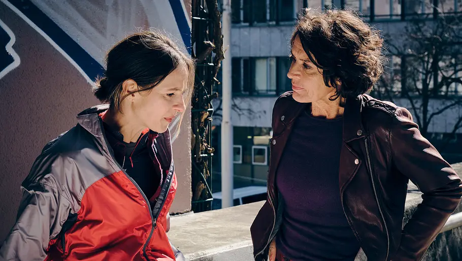 Tatort – Sashimi Spezial Lisa Bitter und Ulrike Folkerts stehen vor einem Graffito.