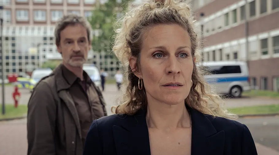 Tatort – Schmerz Peter Faber steht hinter Ira Klasnić.