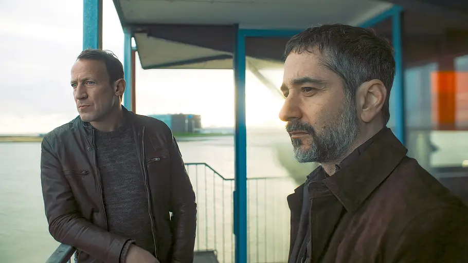 Wotan Wilke Möhring (links) und Denis Moschitto starren mit leeren Blicken in die Ferne.