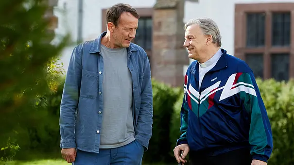 Wotan Wilke Möhring steht für den „Tatort: Schweigen“ neben Hannes Hellmann, der Sportkleidung trägt. - Foto: ORF/ARD/NDR/Kai Schulz Wotan Wilke Möhring steht für den „Tatort: Schweigen“ neben Hannes Hellmann, der Sportkleidung trägt. - Foto: ORF/ARD/NDR/Kai Schulz