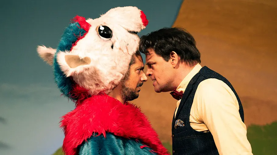 Puppenspieler Yassin Meret (Erkan Acar, l) und Moderator Frank Anders (Max Giermann) streiten sich. Anders ist sichtlich agitiert.