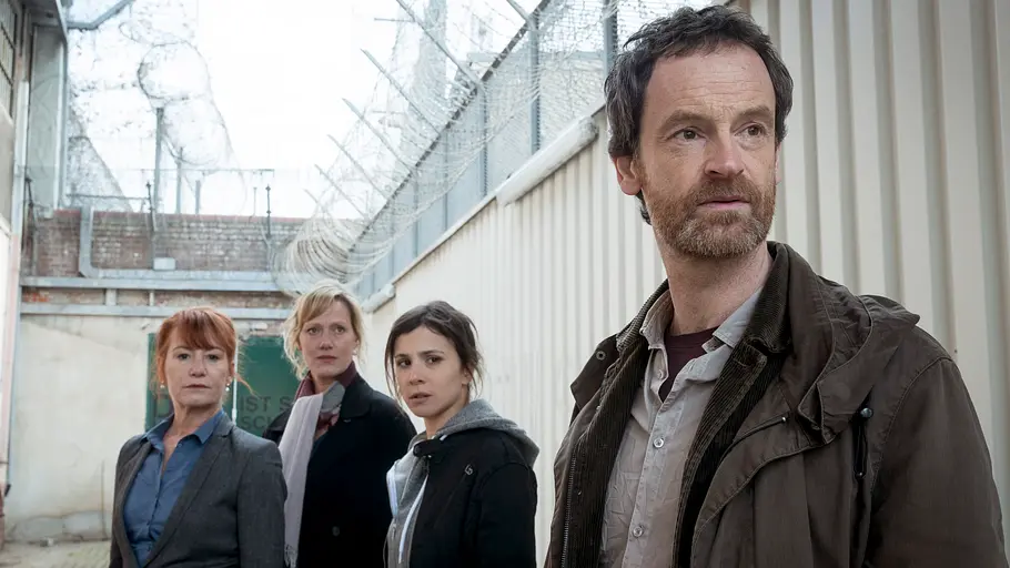 Tatort Jörg Hartmann (r.) steht vor drei weiteren Ermittlern und blickt nach vorn.