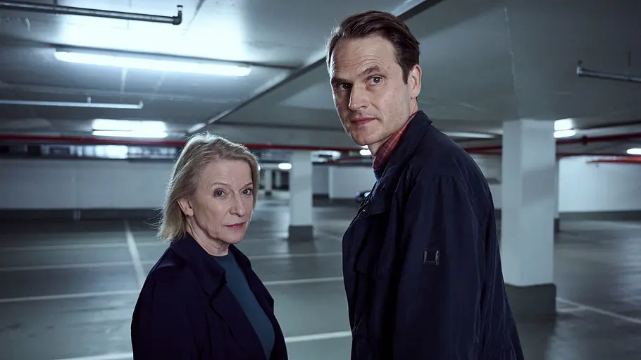 Tatort: Trotzdem Ermittlerin Ringelhahn und Ermittler Voss stehen kritisch in einer Tiefgarage.