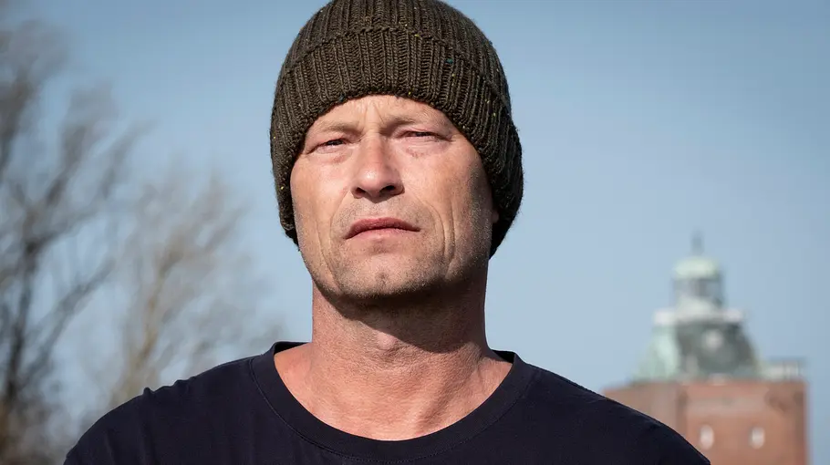 Tatort – Tschill Out Til Schweiger steht in der Natur und schaut mit schwermütigem Blick in die Ferne.