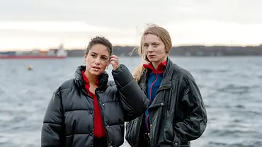 Sahin und Novak stehen an der Kieler Förde. - Foto: NDR/ARD/Thorsten Jander Sahin und Novak stehen an der Kieler Förde. - Foto: NDR/ARD/Thorsten Jander