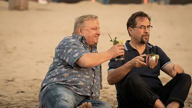 Boerne und Thiel sitzen mit Moscow Mule und Cuba Libre am Strand. - Foto: WDR/Bavaria Fiction GmbH/Thomas Kost Boerne und Thiel sitzen mit Moscow Mule und Cuba Libre am Strand. - Foto: WDR/Bavaria Fiction GmbH/Thomas Kost