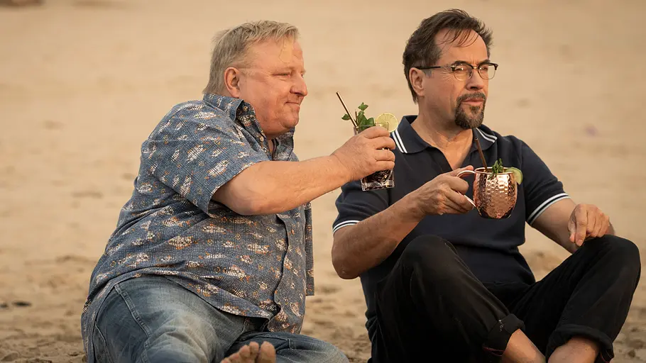 Tatort: Unter Gärtnern Boerne und Thiel sitzen mit Moscow Mule und Cuba Libre am Strand.