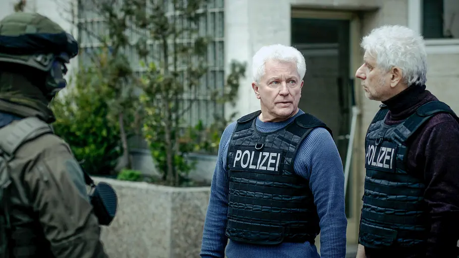 Die Kriminalhauptkommissare Ivo Batic (Miroslav Nemec, li.) und Franz Leitmayr (Udo Wachtveitl) warten angespannt den SEK-Einsatz ab.