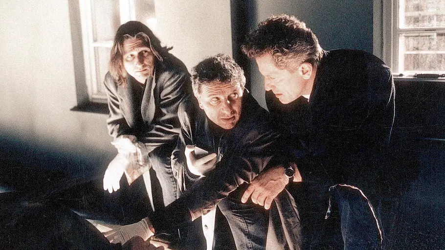  Carlo Menzinger (Michael Fitz), Franz Leitmayr (Udo Wachtveitl) und Ivo Batic (Miroslav Nemec) knien vor einer Leiche.