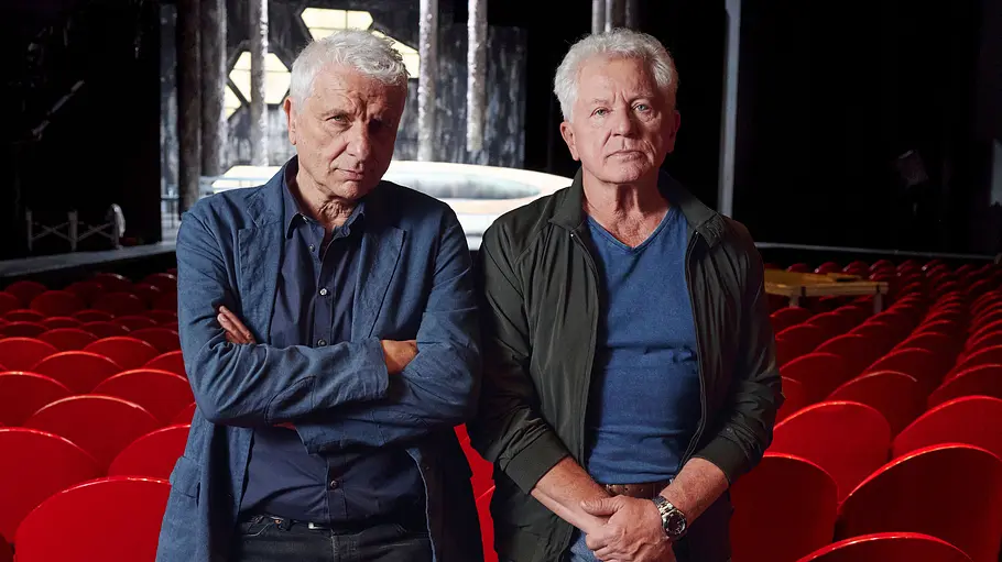 Miroslav Nemec und Udo Wachtveitl stehen in einem Theater. 