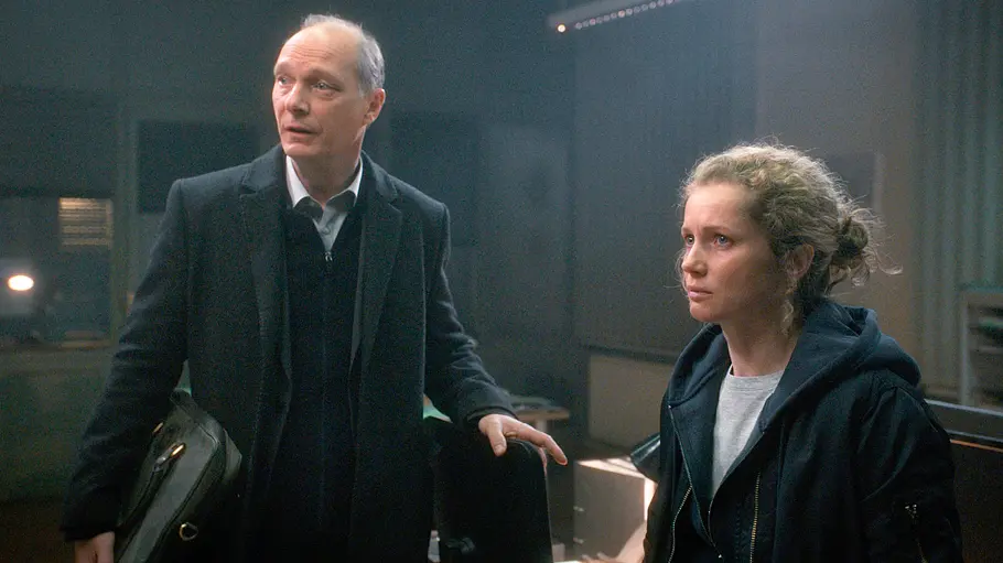 Tatort: Was ihr nicht seht Ermittler Schnabel steht mit Kollegin Winkler fassungslos im Büro.
