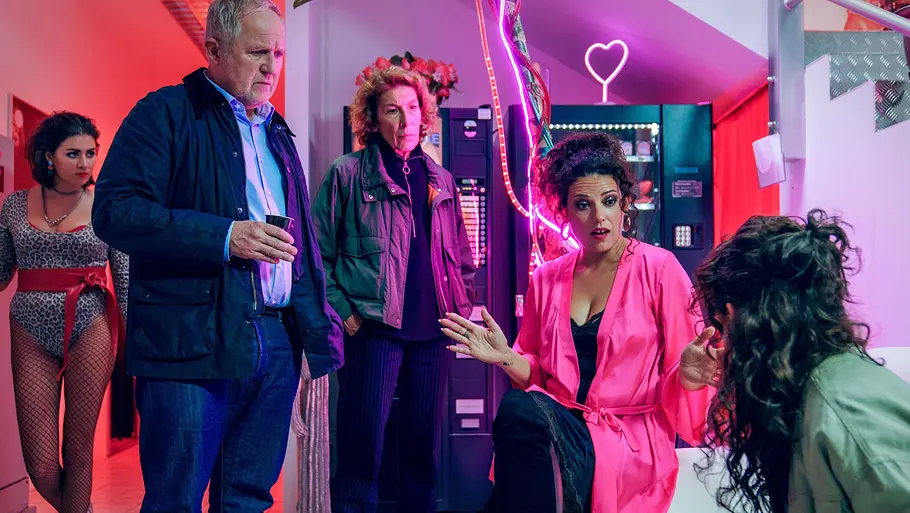Eisner (links) und Fellner (rechts) stehen in einer Bordell. Neben ihnen sind zwei Prostituierte, sowie eine vegane Bäckerin.