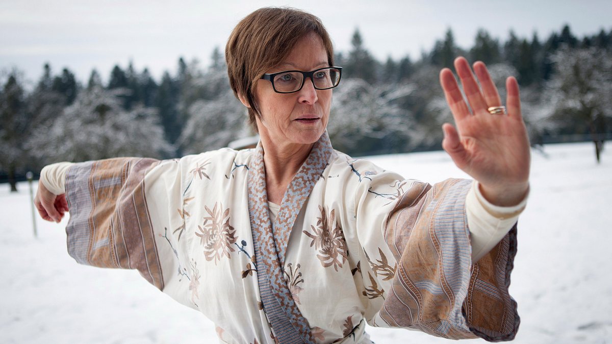 In den Augen von Annalena Schmidt hätte Frau Keller noch viel Potenzial gehabt. Annalena Schmidt macht als Frau Keller Tai Chi.