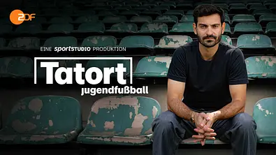 Jonas Hummels sitzt auf einer Tribüne mit abgenutzten grünen Sitzen. Daneben stehen „Tatort Jugendfußball“ und das ZDF-Logo. - Foto: ZDF Jonas Hummels sitzt auf einer Tribüne mit abgenutzten grünen Sitzen. Daneben stehen „Tatort Jugendfußball“ und das ZDF-Logo. - Foto: ZDF