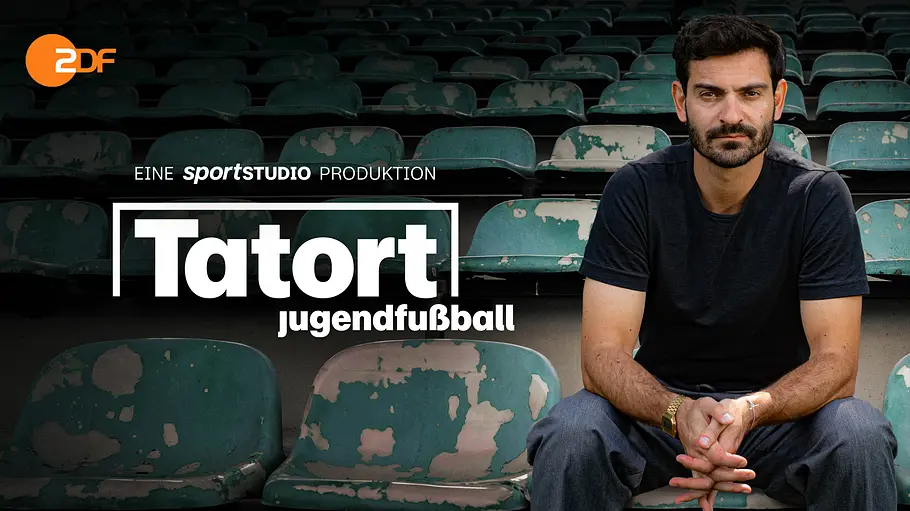 „Tatort Jugendfußball ZDF heute Jonas Hummels sitzt auf einer Tribüne mit abgenutzten grünen Sitzen. Daneben stehen „Tatort Jugendfußball“ und das ZDF-Logo.