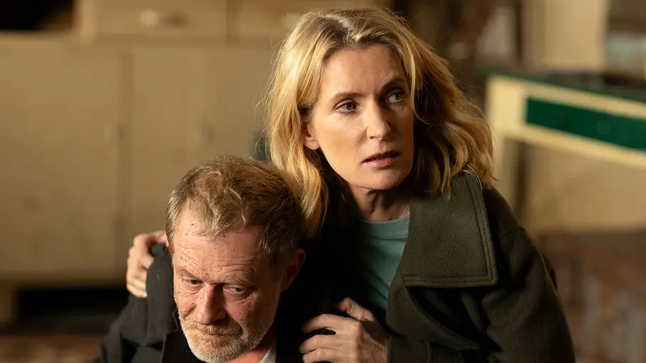 Tatort: König in Gelb Ermittlerin Lindholm hält einen benommenen Mann am Kragen fest.