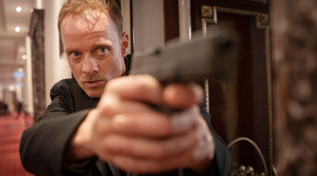 Daniel Kossik zielt mit seiner Pistole in Tatort: Abstellgleis