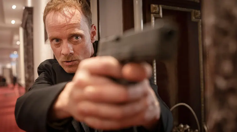 Daniel Kossik zielt mit seiner Pistole in Tatort: Abstellgleis