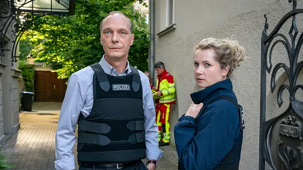 Martin Brambach steht mit Cornelia Gröschel für den „Tatort“ vor der Kamera. - Foto: MDR/MadeFor Film/Steffen Junghans Martin Brambach steht mit Cornelia Gröschel für den „Tatort“ vor der Kamera. - Foto: MDR/MadeFor Film/Steffen Junghans