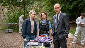 Cornelia Gröschel und Martin Brambach stehen für den Dresdner „Tatort“ an einem See und führen Ermittlungen durch. - Foto: MDR/MadeFor Film/Steffen Junghans Cornelia Gröschel und Martin Brambach stehen für den Dresdner „Tatort“ an einem See und führen Ermittlungen durch. - Foto: MDR/MadeFor Film/Steffen Junghans