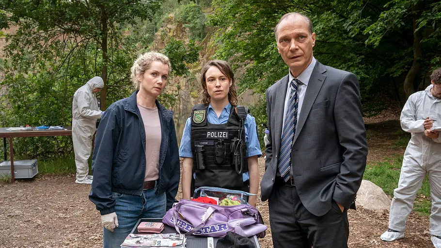 Tatort Dresden Cornelia Gröschel und Martin Brambach stehen für den Dresdner „Tatort“ an einem See und führen Ermittlungen durch.