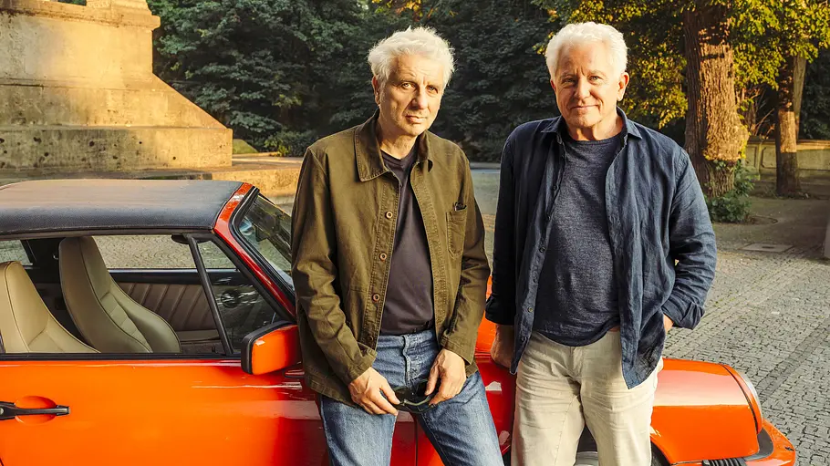 Tatort: Unvergänglich Udo Wachtveitl (l.) und Miroslav Nemec (r.) lehnen an einem alten Sportwagen.