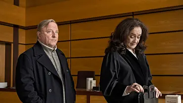 Axel Prahl und Mechthild Großmann stehen für den Münsteraner „Tatort“ in einem Gerichtssaal. - Foto: MDR/WDR/Martin Valentin Menke Axel Prahl und Mechthild Großmann stehen für den Münsteraner „Tatort“ in einem Gerichtssaal. - Foto: MDR/WDR/Martin Valentin Menke