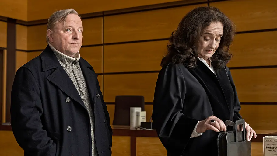 Tatort - Rhythm and Love Axel Prahl und Mechthild Großmann stehen für den Münsteraner „Tatort“ in einem Gerichtssaal.