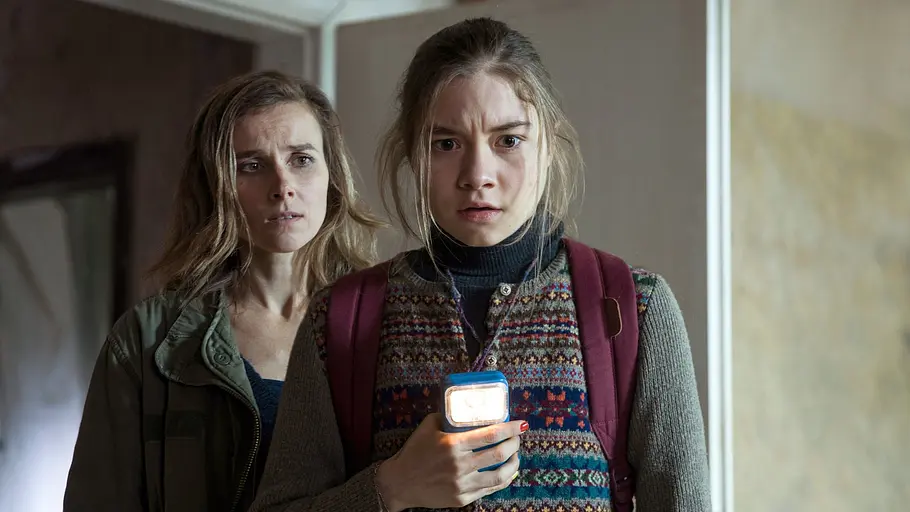 Tatort: Parasomnia Winkler und Talia blicken angespannt nach vorn. Talia trägt einen Rucksack und hält eine leuchtende Lampe vor der Brust.