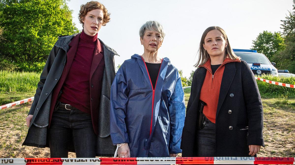Wann läuft der nächste neue „Tatort“? Das Team vom Bremer „Tatort“ steht hinter einer Absperrung.