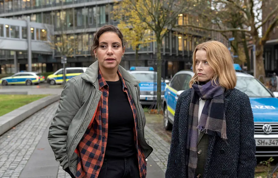 Tatort: Unter Feinden / Mila (Almila Bagriacik) macht so gar kein Geheimnis daraus, was sie von Kriminalpsychologin Elli Krieger (Karoline Schuch) hält